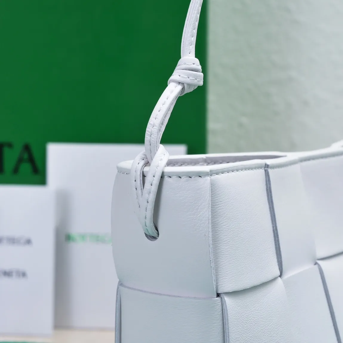 Batch 1260 #BV 2023 Cassette rope armpit bag is here🎈Simple, versatile and versatile formula bag made of intreccio woven cow leather. The square bag shape is wear-resistant and durable. Minimalism and commuting really complement each other. There are 4 card slots inside and thoughtful design✔️ Magnetic buckle closure to better protect privacy [Happy] When you are worried about matching, it is a bag that can be taken out with just one lift~ Dimensions: 22.5x13.5x4.5, Model: 7741